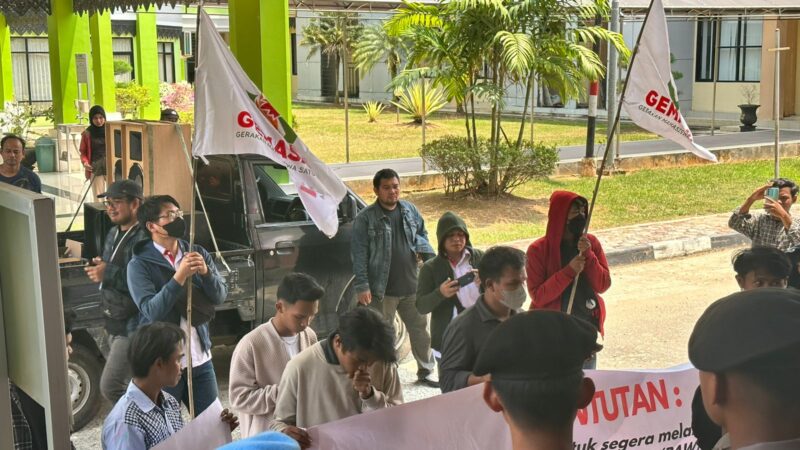 Suasana aksi demonstrasi Gemasaba di Kantor DPRD Kukar. (Foto: Ist)