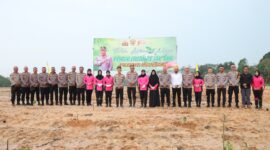 Potret foto bersama jajaran Polresta Samarinda dalam agenda penanaman pohon serentak di Palaran. (Foto: HarianBorneo.com/HO)