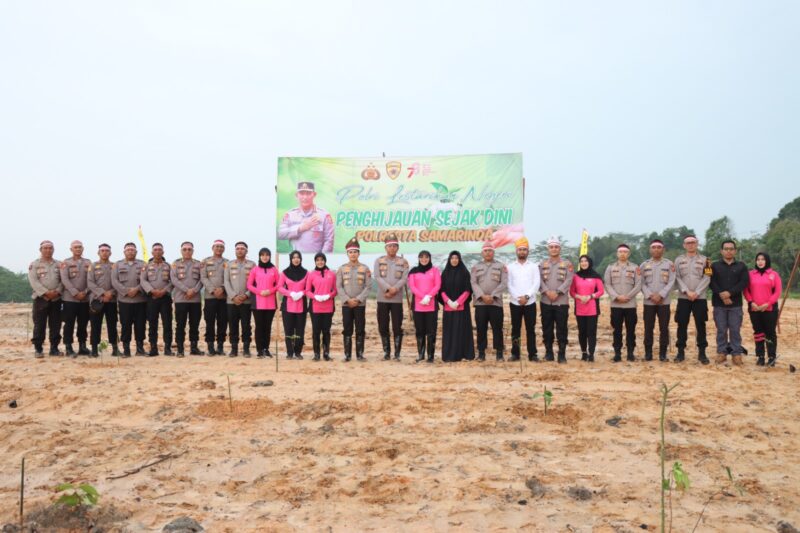 Potret foto bersama jajaran Polresta Samarinda dalam agenda penanaman pohon serentak di Palaran. (Foto: HarianBorneo.com/HO)