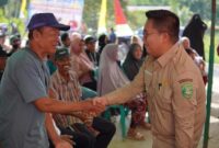 Wakil Bupat Kukar, Rendi Solihin saat mengunjungi masyarakat petani di Desa Beringin Agung, Kecamatan Samboja. (Foto: Ist)