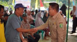 Wakil Bupat Kukar, Rendi Solihin saat mengunjungi masyarakat petani di Desa Beringin Agung, Kecamatan Samboja. (Foto: Ist)