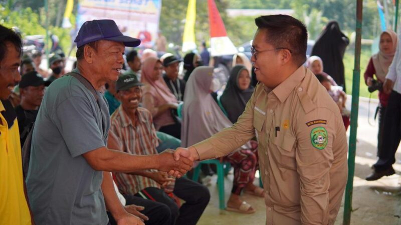 Wakil Bupat Kukar, Rendi Solihin saat mengunjungi masyarakat petani di Desa Beringin Agung, Kecamatan Samboja. (Foto: Ist)