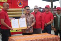 Wakil Bupati Kutai Kartanegara, Rendi Solihin saat menyerahkan secara simbolis satu unit mobil pemadam kebakaran. (Foto: Ist)