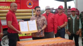 Wakil Bupati Kutai Kartanegara, Rendi Solihin saat menyerahkan secara simbolis satu unit mobil pemadam kebakaran. (Foto: Ist)