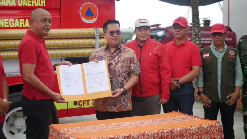 Wakil Bupati Kutai Kartanegara, Rendi Solihin saat menyerahkan secara simbolis satu unit mobil pemadam kebakaran. (Foto: Ist)