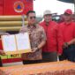 Wakil Bupati Kutai Kartanegara, Rendi Solihin saat menyerahkan secara simbolis satu unit mobil pemadam kebakaran. (Foto: Ist)