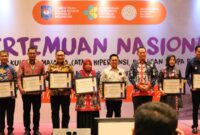 Wakil Bupati Kutai Kartanegara, Rendi Solihin saat menerima penghargaan Adinkes 2023. (Foto: Ist)