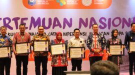 Wakil Bupati Kutai Kartanegara, Rendi Solihin saat menerima penghargaan Adinkes 2023. (Foto: Ist)