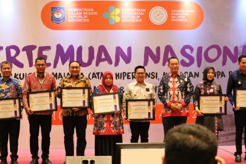 Wakil Bupati Kutai Kartanegara, Rendi Solihin saat menerima penghargaan Adinkes 2023. (Foto: Ist)