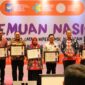 Wakil Bupati Kutai Kartanegara, Rendi Solihin saat menerima penghargaan Adinkes 2023. (Foto: Ist)