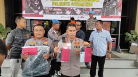 Kapolresta Samarinda, Kombespol Ary Fadli dan Kapolsek Sungai Kunjang, AKBP Made Anwara saat menunjukkan barang bukti pencurian bermodus pecah kaca mobil. (Foto: Ist)