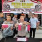 Kapolresta Samarinda, Kombespol Ary Fadli dan Kapolsek Sungai Kunjang, AKBP Made Anwara saat menunjukkan barang bukti pencurian bermodus pecah kaca mobil. (Foto: Ist)
