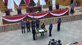 Suasana penandatanganan nota kesepakatan APBD-P Samarinda 2023 di gedung DPRD Samarinda pada Jumat (11/8/2023). (Foto: Ist)