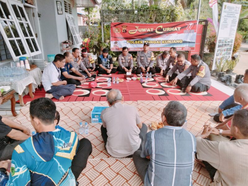 Suasana kegiatan Jumat Curhat yang digelar Polsek Sungai Kunjang, Samarinda. (Foto: Ist)
