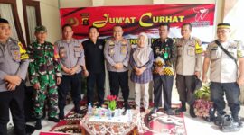 Kapolsek Sungai Kunjang, AKBP Made Anwara, S.H bersama jajaran saat menggelar agenda Jumat Curhat. (Foto: Ist)