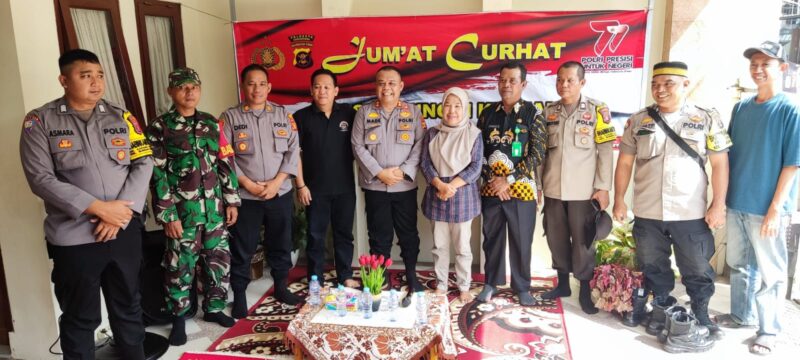 Kapolsek Sungai Kunjang, AKBP Made Anwara, S.H bersama jajaran saat menggelar agenda Jumat Curhat. (Foto: Ist)