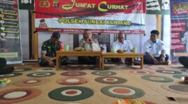 Kapolsek Sungai Kunjang, AKBP Made Anwara, S.H saat memberikan himbauan kepada masyarakat dalam agenda 