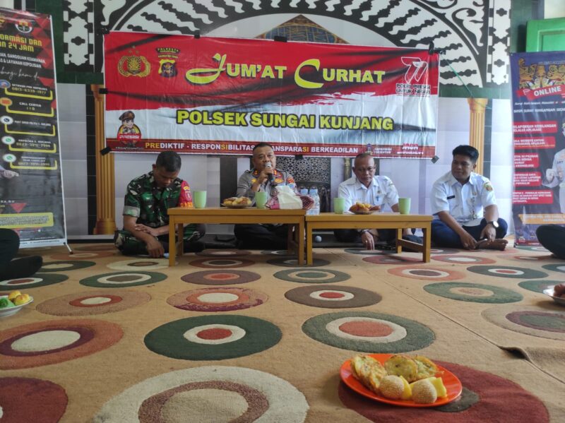 Kapolsek Sungai Kunjang, AKBP Made Anwara, S.H saat memberikan himbauan kepada masyarakat dalam agenda 