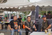 Wakil Bupati Kukar, Rendi Solihin saat mengunjungi lapak dagang UMKM di gelaran Kukarland Festival. (Foto: Ist)