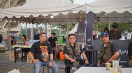 Wakil Bupati Kukar, Rendi Solihin saat mengunjungi lapak dagang UMKM di gelaran Kukarland Festival. (Foto: Ist)