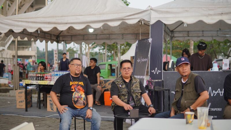 Wakil Bupati Kukar, Rendi Solihin saat mengunjungi lapak dagang UMKM di gelaran Kukarland Festival. (Foto: Ist)