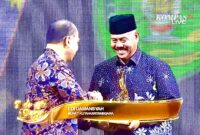 Bupati Kutai Kartanegara, Edi Damansyah saat menerima penghargaan nasional terkait Keterbukaan Informasi Publik atas program inovasi 