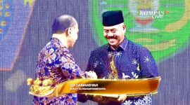Bupati Kutai Kartanegara, Edi Damansyah saat menerima penghargaan nasional terkait Keterbukaan Informasi Publik atas program inovasi 