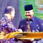 Bupati Kutai Kartanegara, Edi Damansyah saat menerima penghargaan nasional terkait Keterbukaan Informasi Publik atas program inovasi 