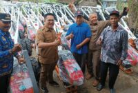 Wakil Bupati Kukar, Rendi Solihin saat menyerahkan bantuan alsintan ke belasan Gapoktan. (Foto: Ist)