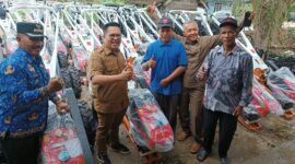 Wakil Bupati Kukar, Rendi Solihin saat menyerahkan bantuan alsintan ke belasan Gapoktan. (Foto: Ist)