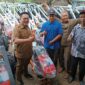 Wakil Bupati Kukar, Rendi Solihin saat menyerahkan bantuan alsintan ke belasan Gapoktan. (Foto: Ist)