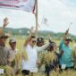 Wakil Bupati Kukar, Rendi Solihin bersama para petani, tokoh masyarakat dan pejabat lainnya dalam agenda panen raya di Desa Bukit Raya. (Foto: Ist)