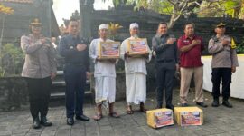 Pembagian Baksos yang bertempat di Tanah Lot Kediri. (Foto: Ist)