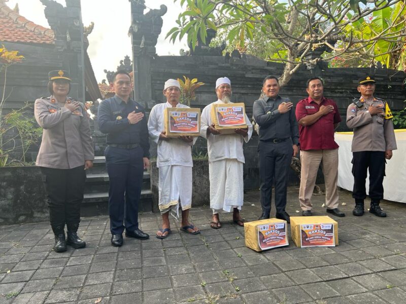 Pembagian Baksos yang bertempat di Tanah Lot Kediri. (Foto: Ist)