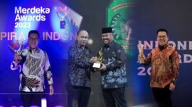 Bupati dan Wakil Bupati Kukar saat menerima 3 penghargaan beruntun di tahun 2023. (Foto: Ist)