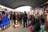 Bupati Kutai Kartanegara, Edi Damansyah saat turun langsung melihat kondisi masyarakat korban kebakaran di Desa Muara Kaman Ulu. (Foto: Ist)
