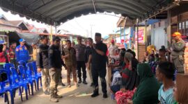 Bupati Kutai Kartanegara, Edi Damansyah saat turun langsung melihat kondisi masyarakat korban kebakaran di Desa Muara Kaman Ulu. (Foto: Ist)