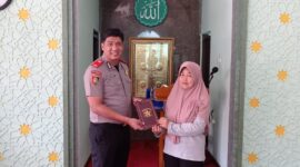 Serdik Sespimmen, Ramadhanil saat menyalurkan bantuan dalam giat Bakti Sosial. (Foto: Ist)