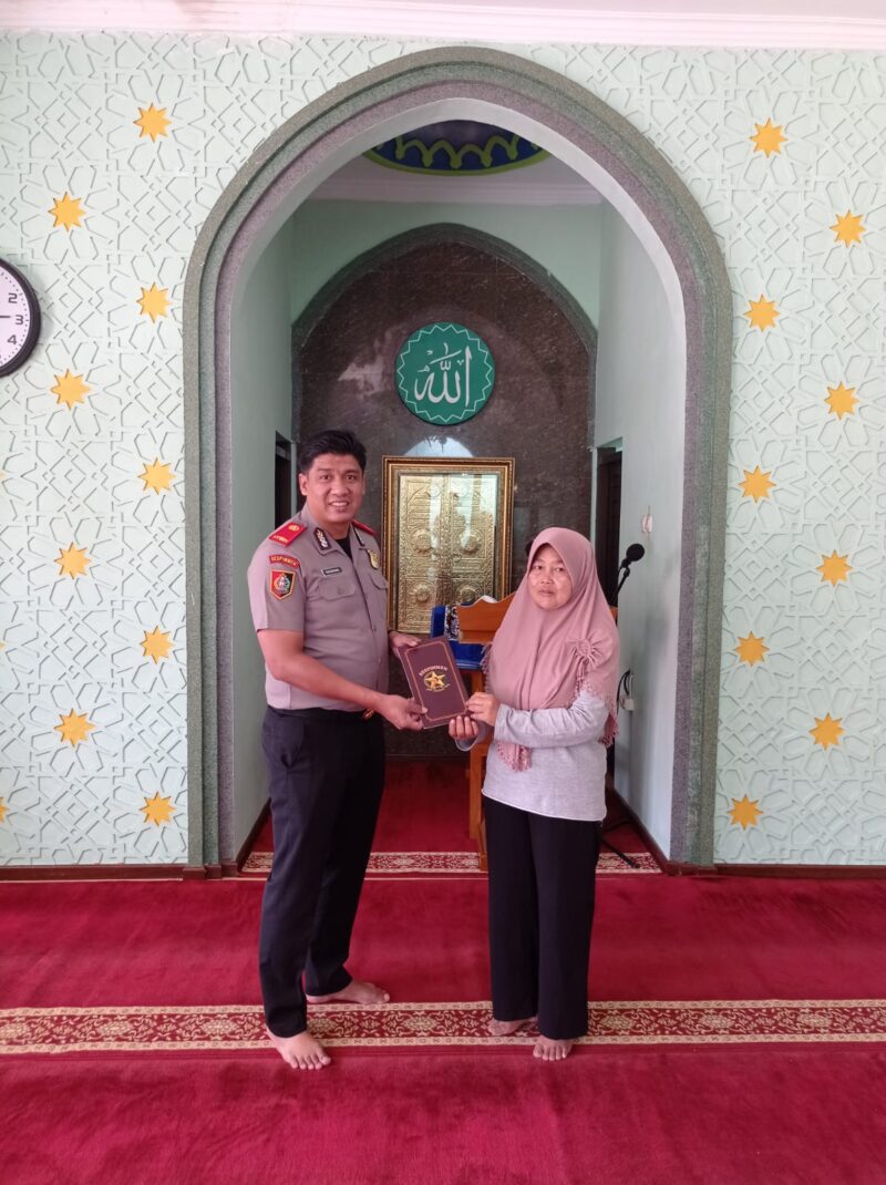 Serdik Sespimmen, Ramadhanil saat menyalurkan bantuan dalam giat Bakti Sosial. (Foto: Ist)