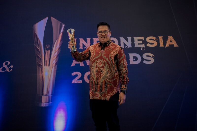 Wakil Bupati Kukar, Rendi Solihin saat terima penghargaan Indonesia Awards 2023. (Foto: Ist)