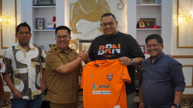 Wakil Bupati Kukar, Rendi Solihin bersama Presiden Borneo FC, Nabiel Husein beserta jajaran manajemen Pesut Etam. (Foto: Ist)