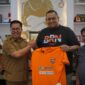 Wakil Bupati Kukar, Rendi Solihin bersama Presiden Borneo FC, Nabiel Husein beserta jajaran manajemen Pesut Etam. (Foto: Ist)