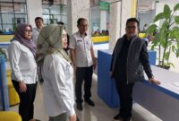 Wakil Bupati Kukar, Rendi Solihin saat meninjau langsung aktivitas di Mall Pelayanan Publik. (Foto: Ist)