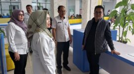 Wakil Bupati Kukar, Rendi Solihin saat meninjau langsung aktivitas di Mall Pelayanan Publik. (Foto: Ist)