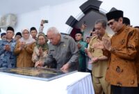 Gubernur Kaltim, Isran Noor menandatangani batu peresmian Gedung Madrasah Darussalam Islamic Boarding School. (Foto: Ist)