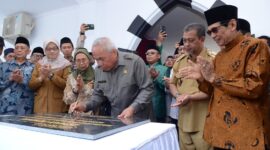 Gubernur Kaltim, Isran Noor menandatangani batu peresmian Gedung Madrasah Darussalam Islamic Boarding School. (Foto: Ist)