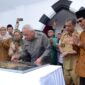Gubernur Kaltim, Isran Noor menandatangani batu peresmian Gedung Madrasah Darussalam Islamic Boarding School. (Foto: Ist)