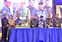 Ketua DPRD Kaltim, Hasanuddin Mas'ud (empat dari kanan) saat menghadiri acara resepsi HUT Bank Kaltimtara Ke-58. (Foto: Ist)