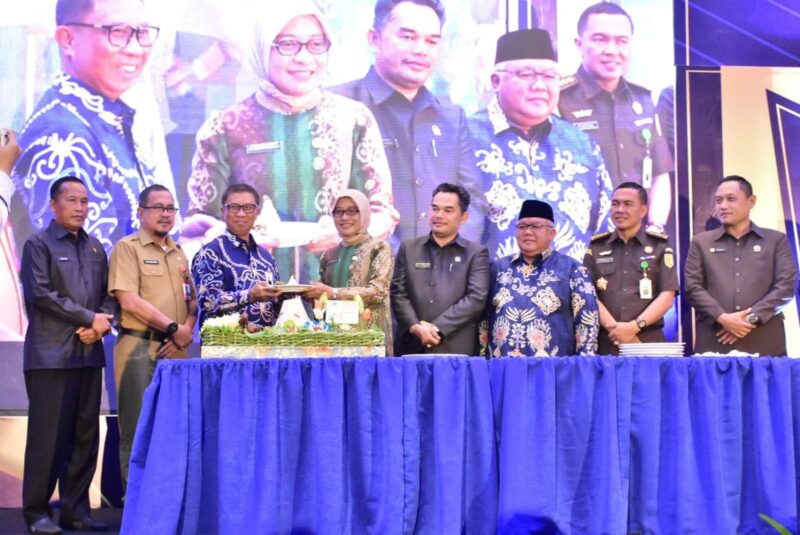 Ketua DPRD Kaltim, Hasanuddin Mas'ud (empat dari kanan) saat menghadiri acara resepsi HUT Bank Kaltimtara Ke-58. (Foto: Ist)