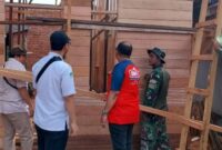 Proses bedah rumah yang dilakukan Disperkim Kukar. (Foto: Ist)